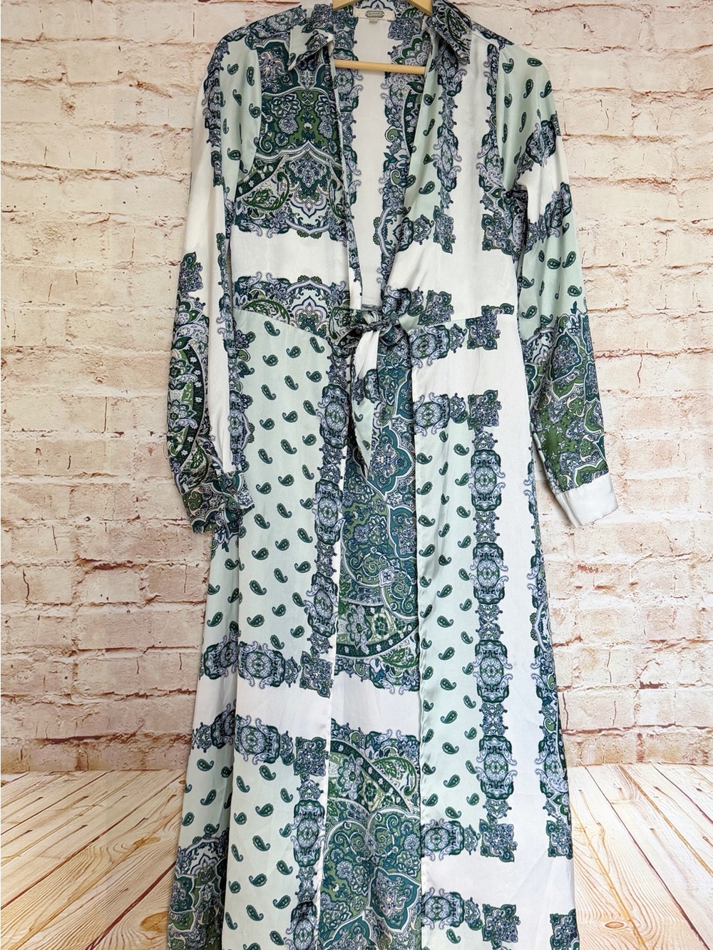 Gimmicks BKE satin paisley duster